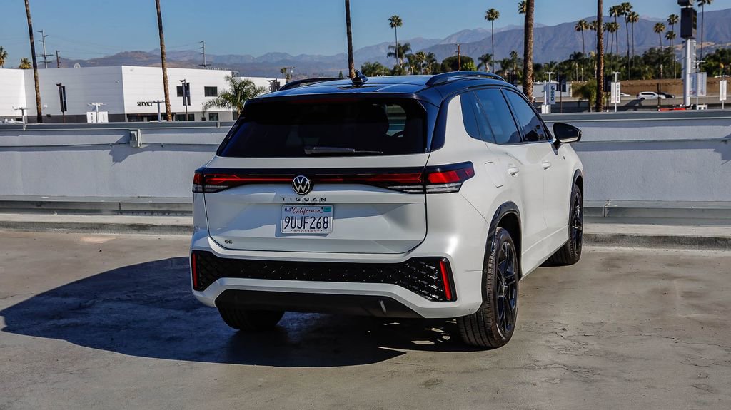 Used 2025 Volkswagen Tiguan SE R-Line image 8