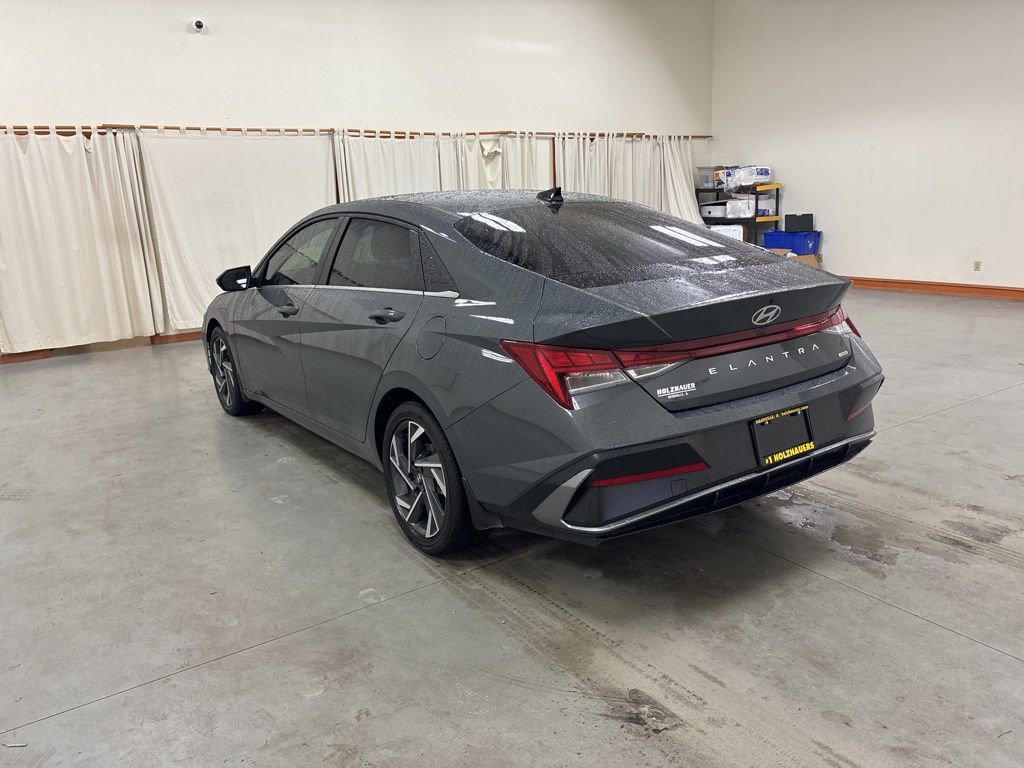 Used 2025 Hyundai Elantra Limited image 6