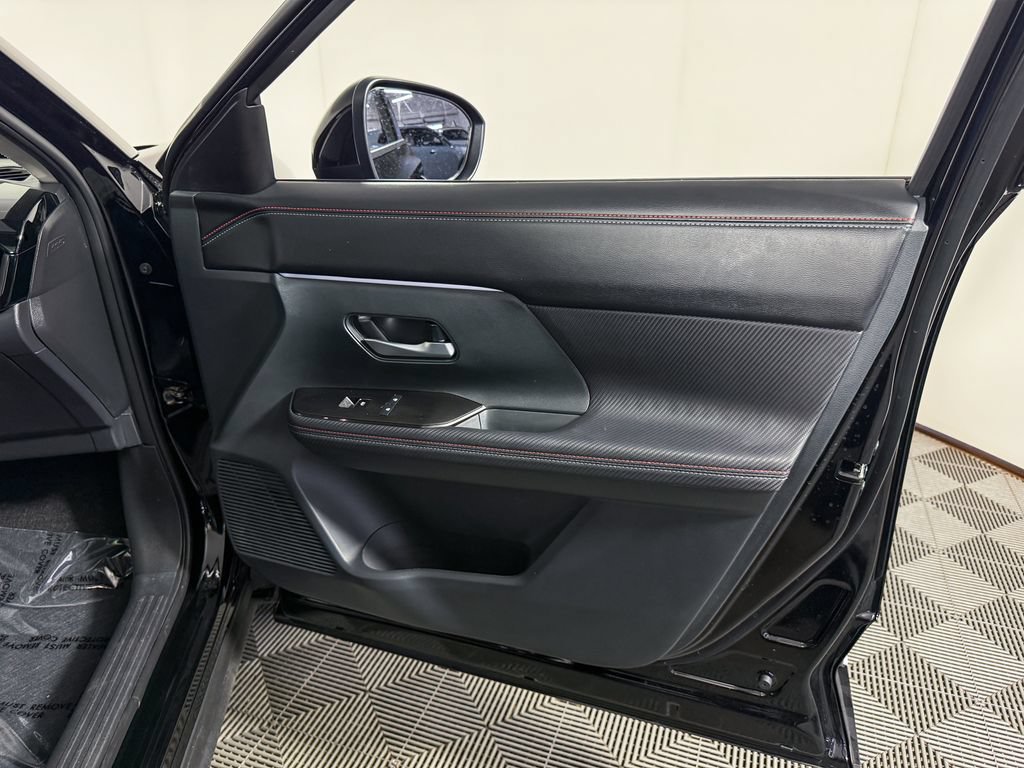 Certified 2025 Nissan Kicks SR w/ SR Premium Package AWD/4WD image 46
