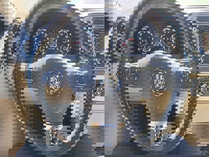 Used 2011 Volkswagen Tiguan SE image 11