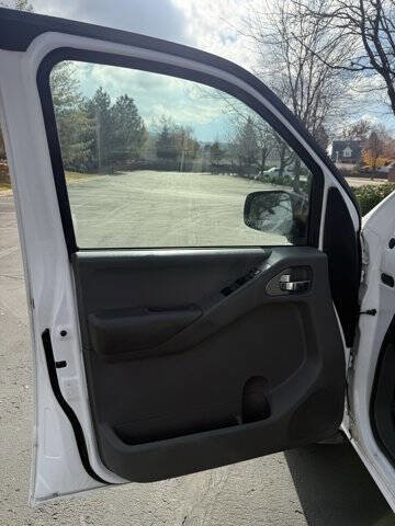 Used 2010 Nissan Frontier SE image 19