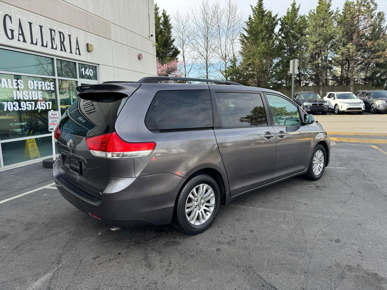 Used 2011 Toyota Sienna XLE image 4