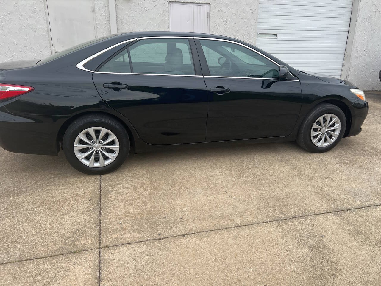 Used 2016 Toyota Camry LE FWD image 2