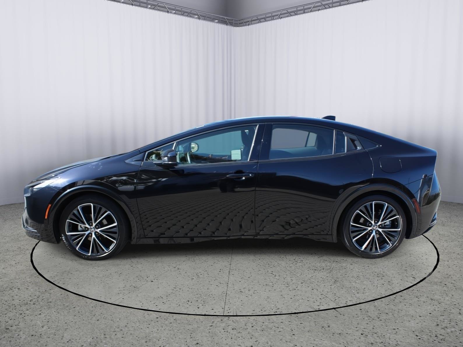 Used 2025 Toyota Prius XLE FWD image 5