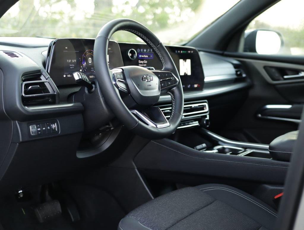 Used 2024 Chevrolet Traverse LT w/ Midnight/Sport Edition image 9