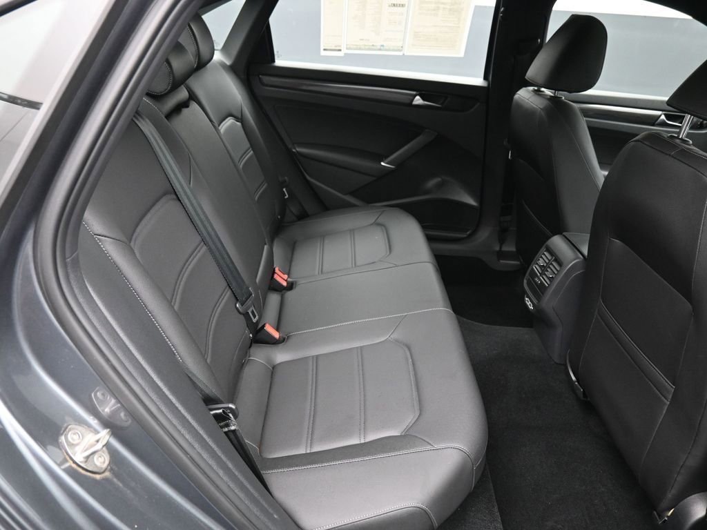 Used 2021 Volkswagen Passat 2.0T R-Line image 23
