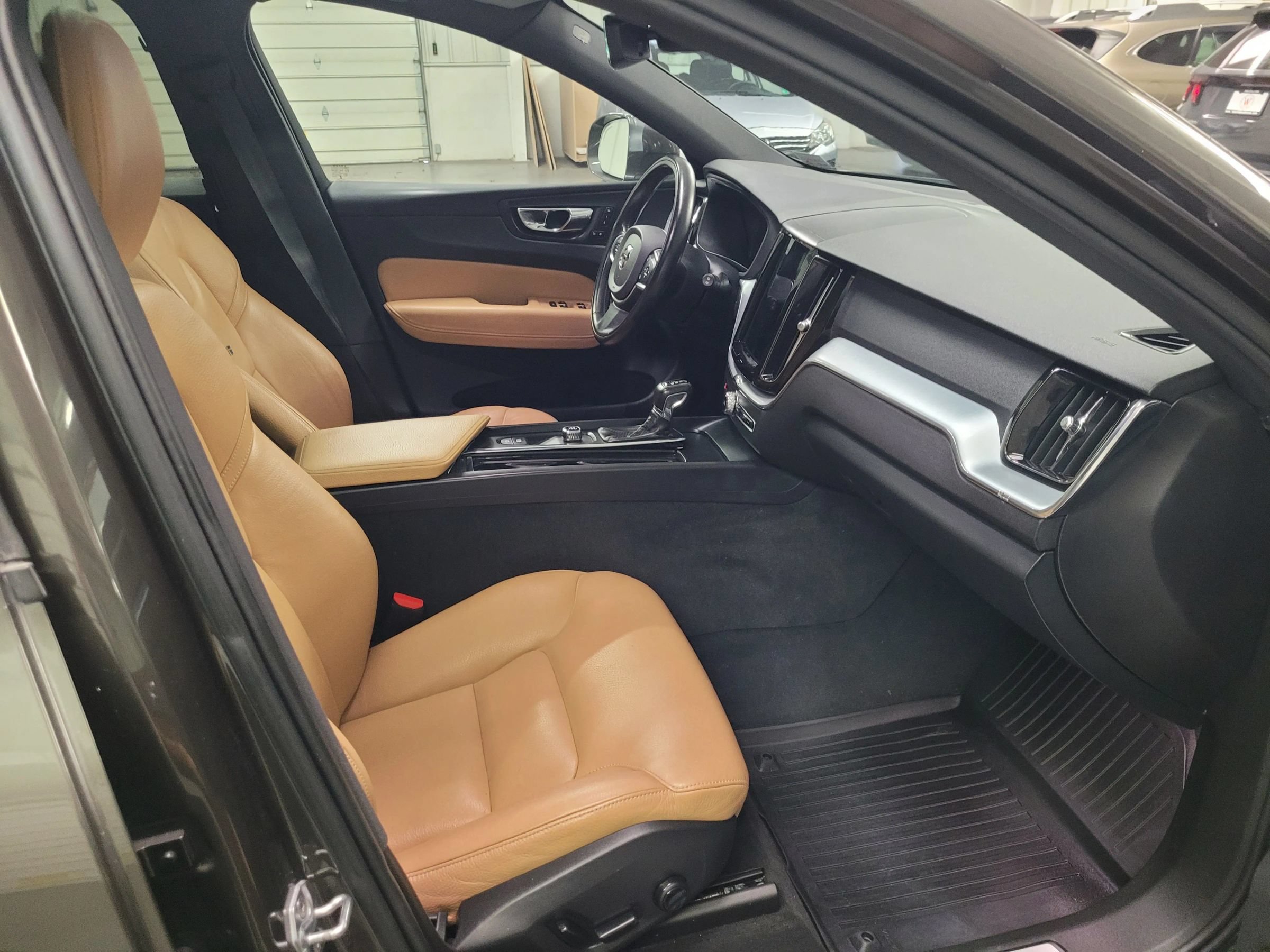 Used 2018 Volvo XC60 T5 Momentum w/ Vision Package AWD/4WD image 32