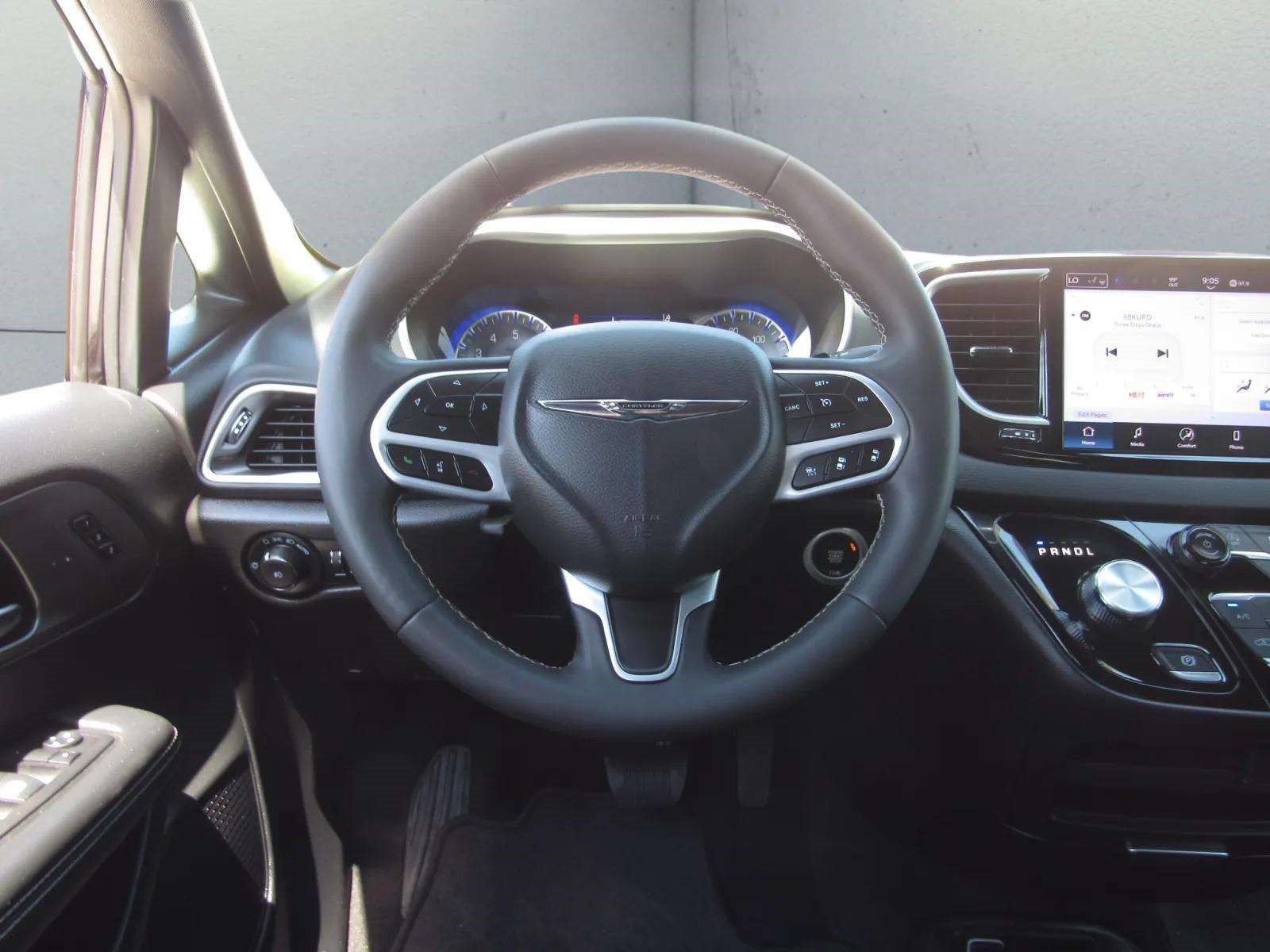 Used 2025 Chrysler Pacifica Select FWD image 25