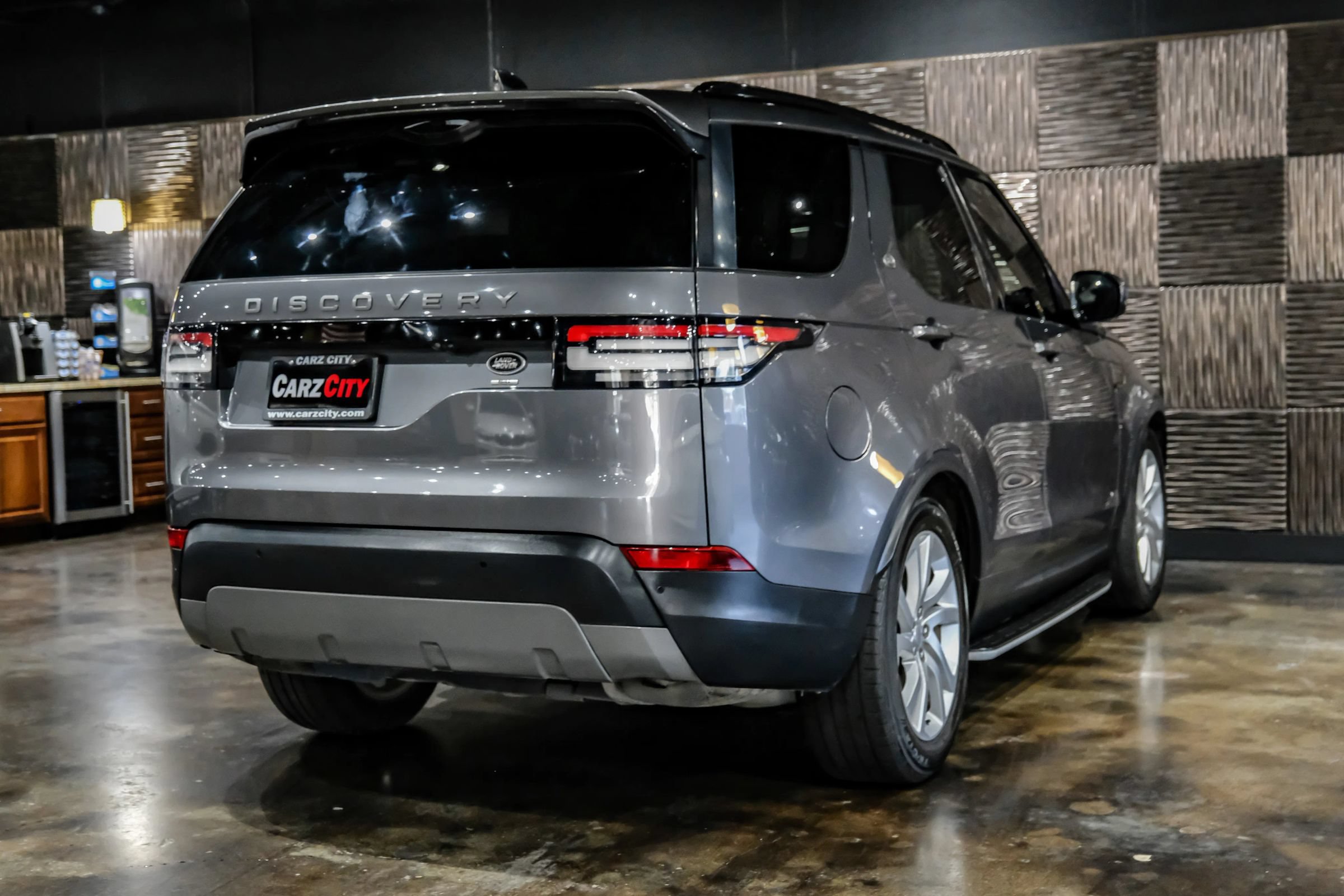Used 2018 Land Rover Discovery SE AWD/4WD image 9