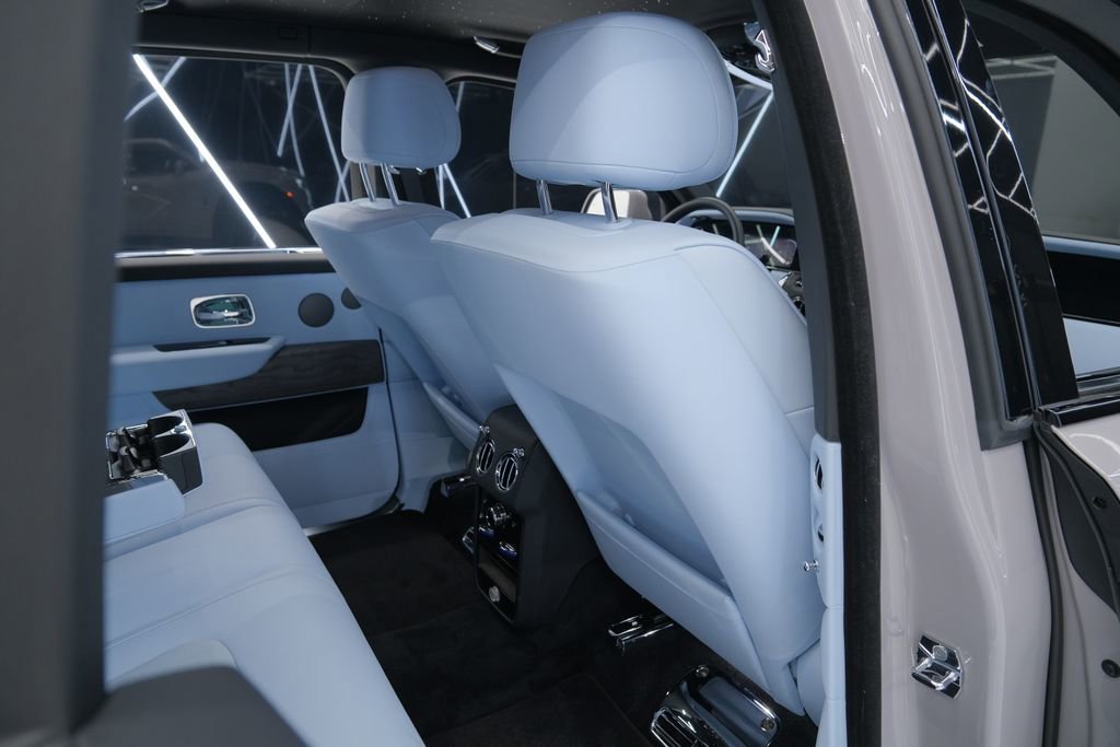 Used 2025 Rolls-Royce Cullinan AWD/4WD image 38