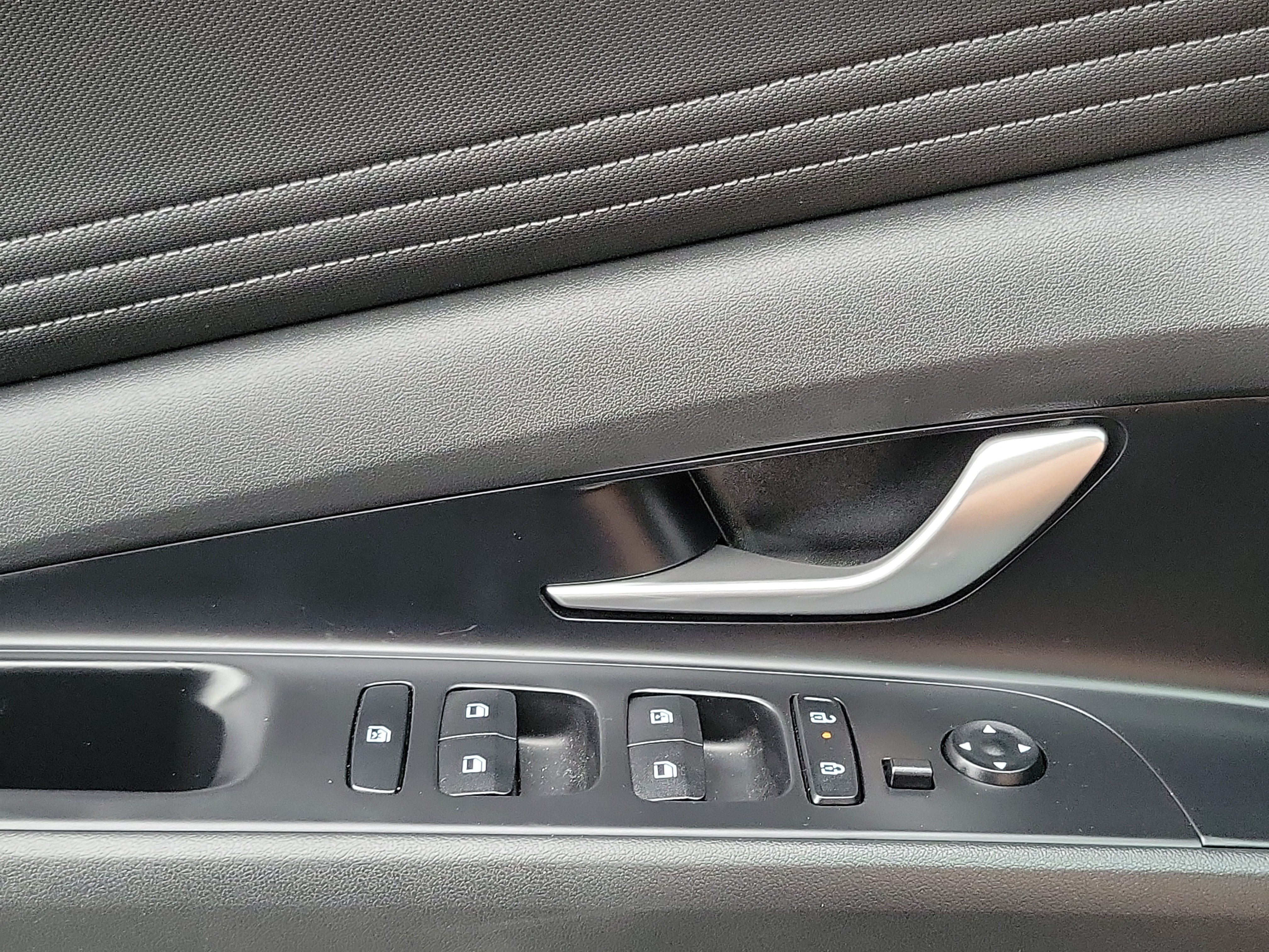 Certified 2025 Hyundai Elantra Limited FWD image 13