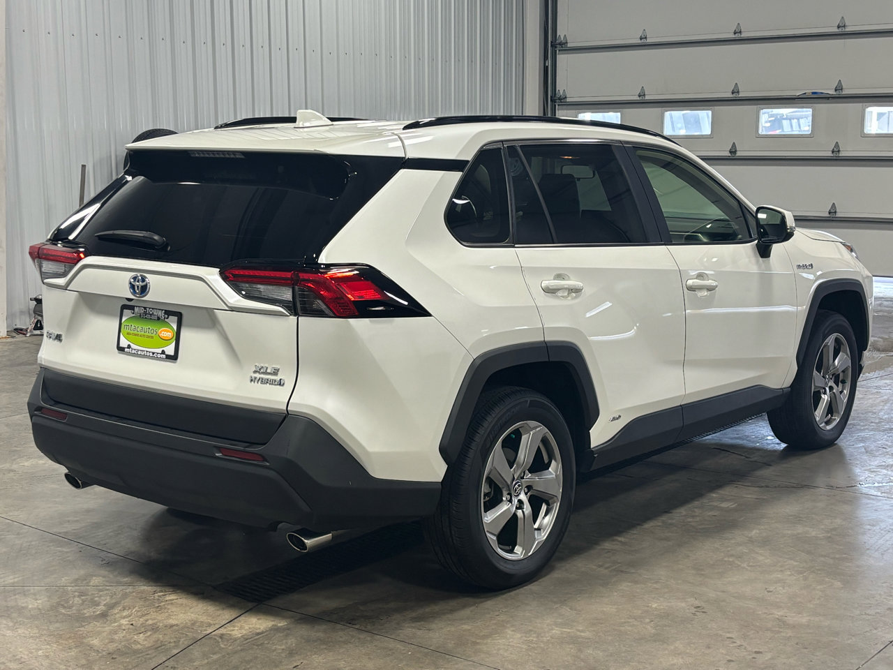 Used 2021 Toyota RAV4 XLE Premium image 3