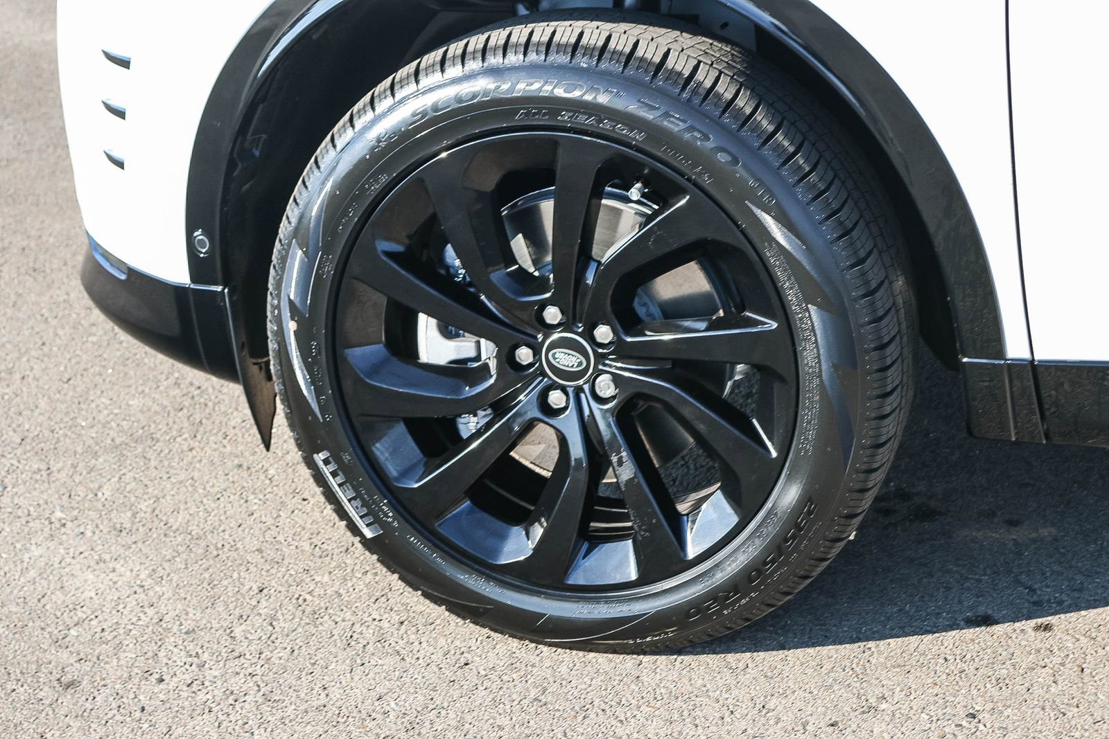 New 2025 Land Rover Discovery Sport Dynamic SE image 9