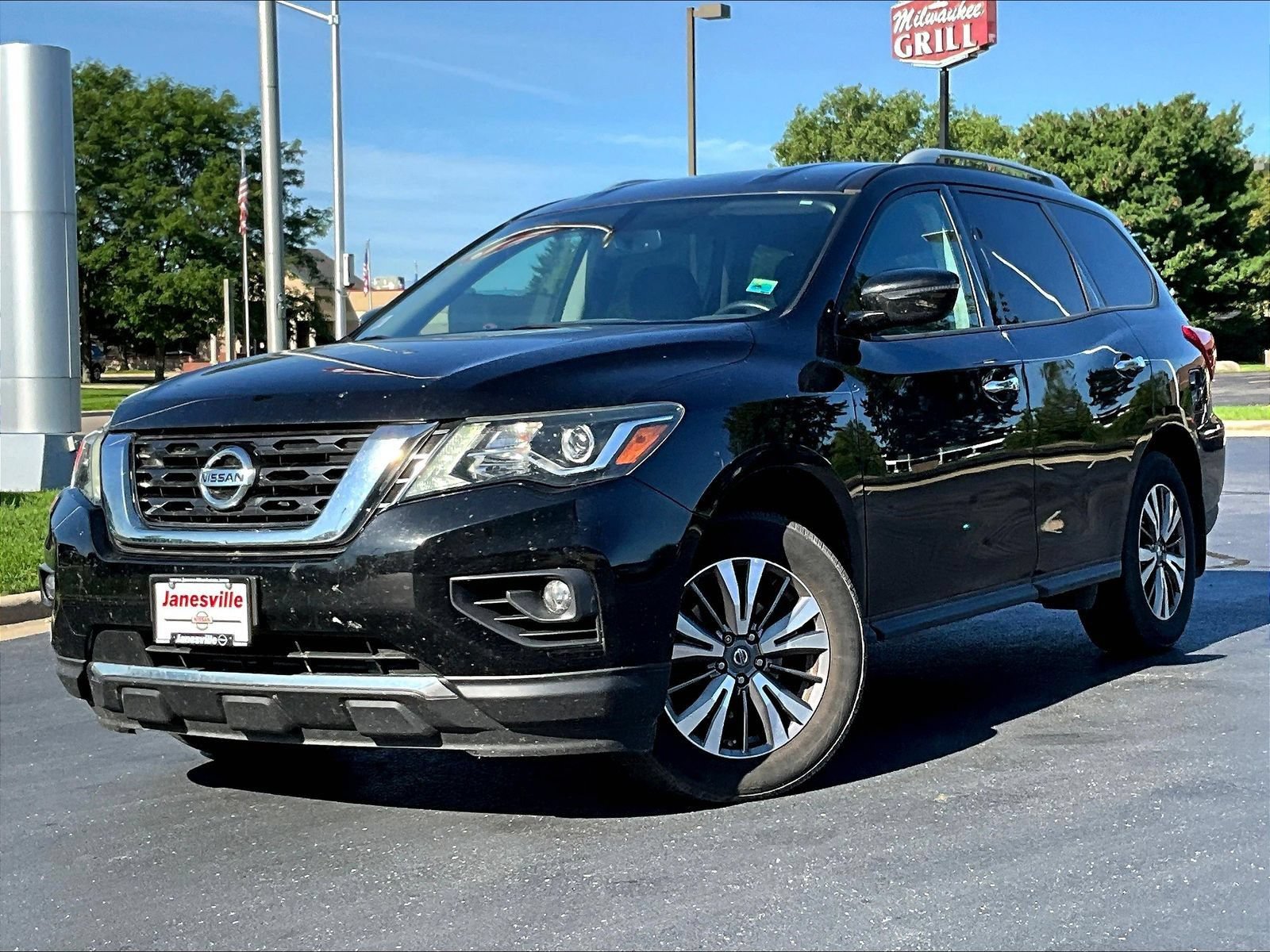 Used 2018 Nissan Pathfinder SV AWD/4WD image 2