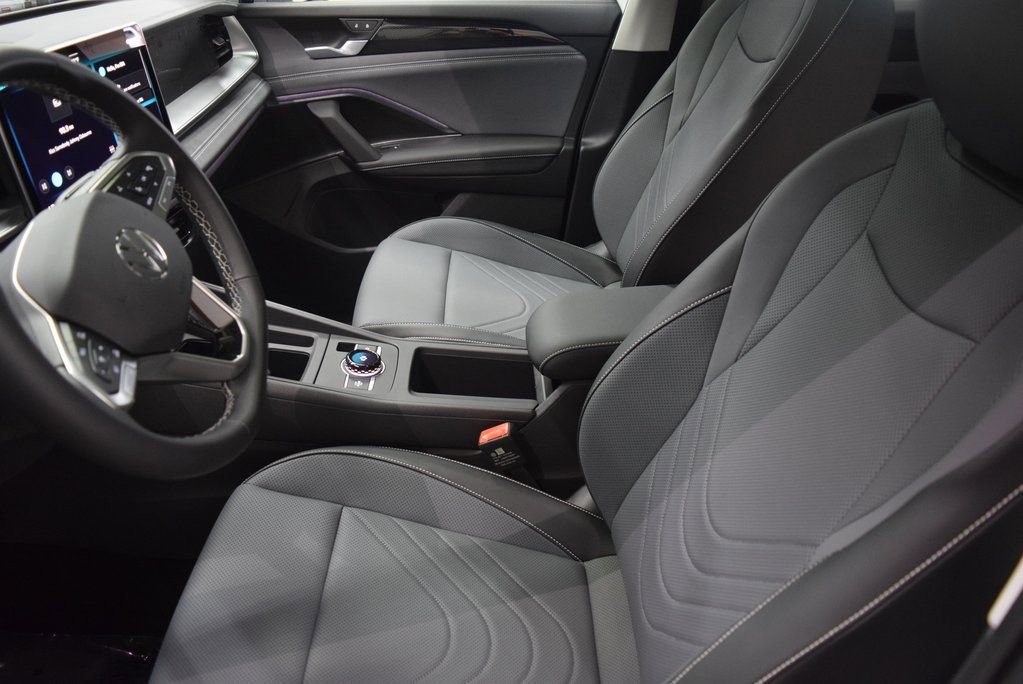 New 2025 Volkswagen Tiguan SE image 4