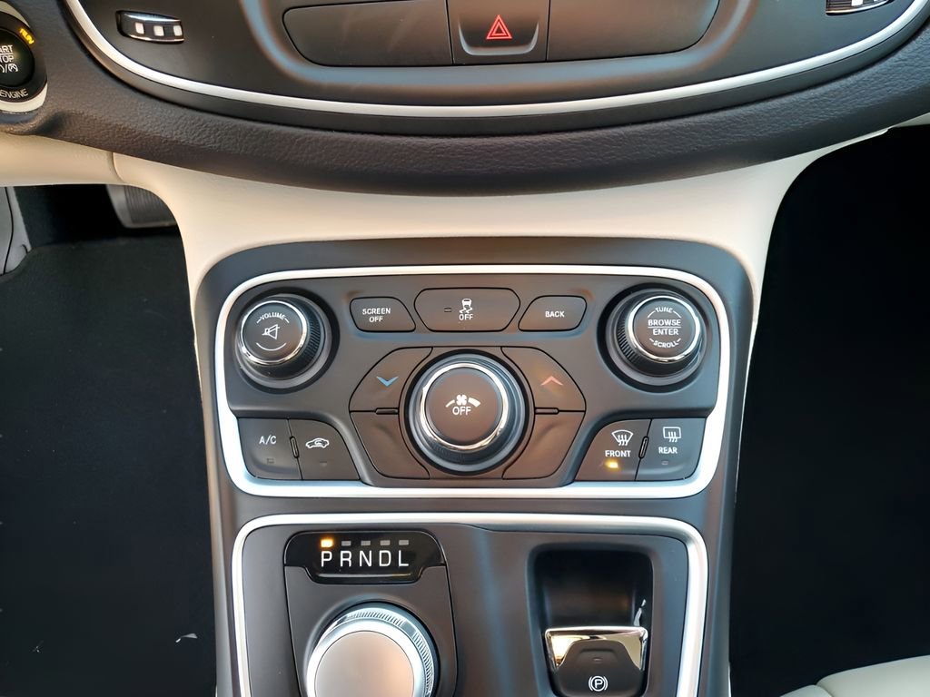 Used 2015 Chrysler 200 Limited w/ Convenience Group image 39