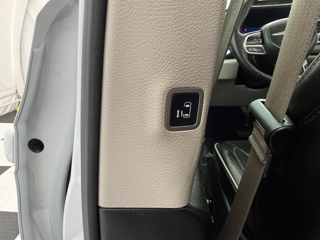 Used 2023 Chrysler Pacifica Limited FWD image 23