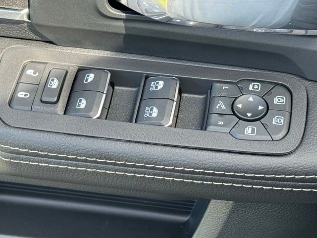 New 2026 RAM 2500 Laramie AWD/4WD image 11