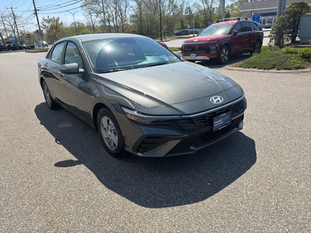 Certified 2026 Hyundai Elantra SE w/ Cargo Package FWD image 4