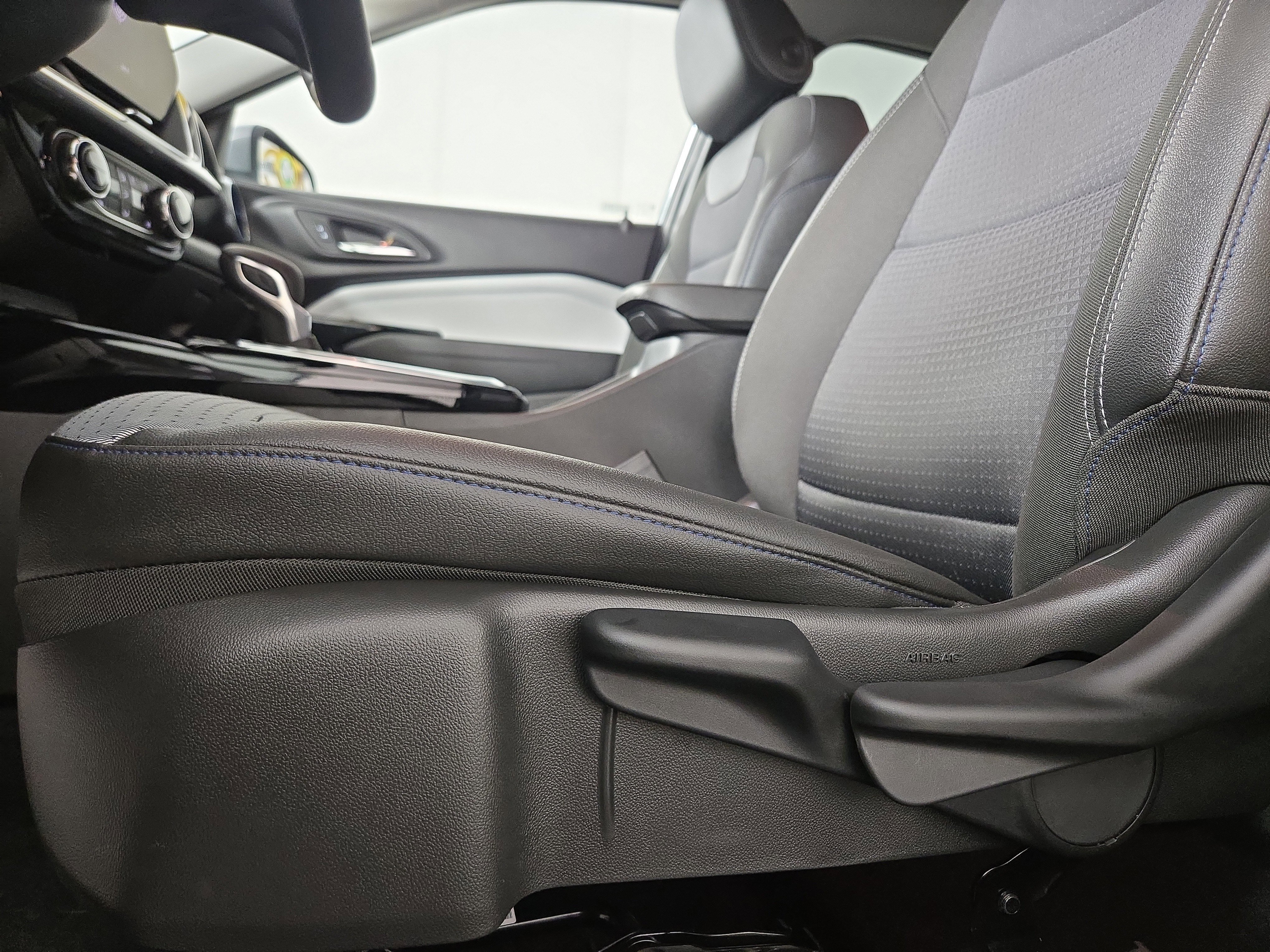 Used 2025 Chevrolet Trax LT w/ LT Convenience Package image 31