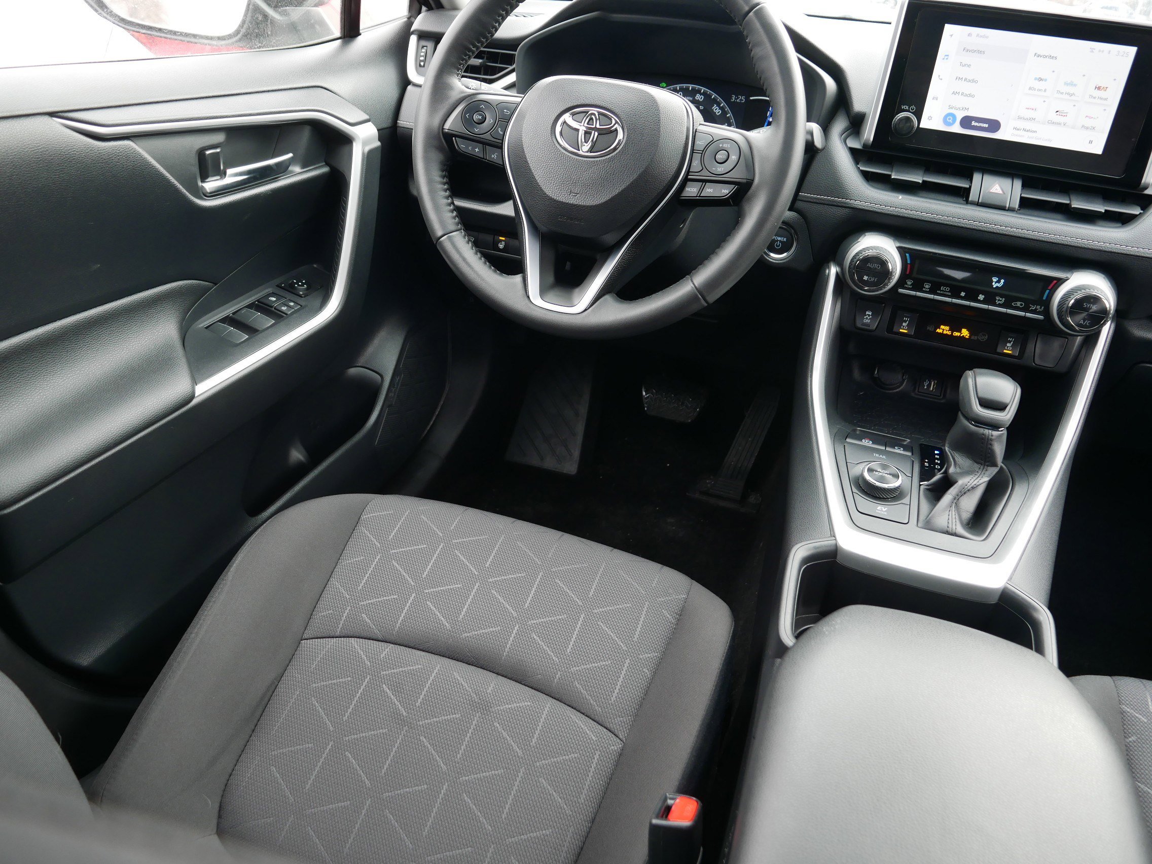 Used 2023 Toyota RAV4 XLE w/ Convenience Package image 9