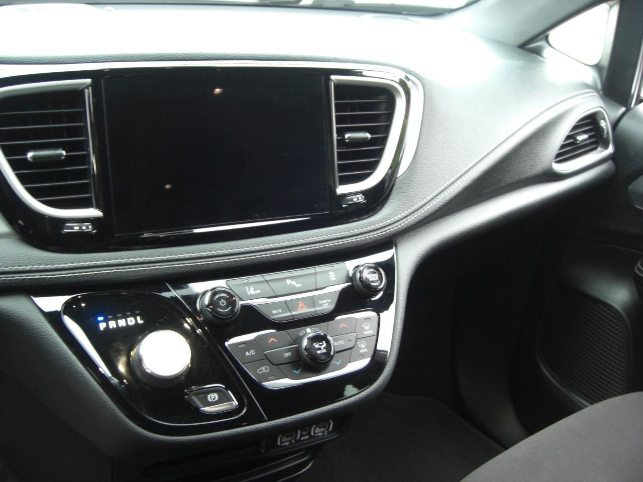 Used 2021 Chrysler Pacifica Touring w/ S Appearance Package image 8