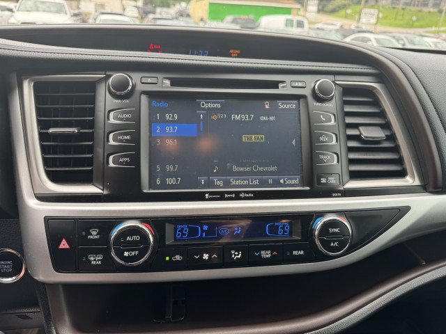 Used 2017 Toyota Highlander XLE AWD/4WD image 16