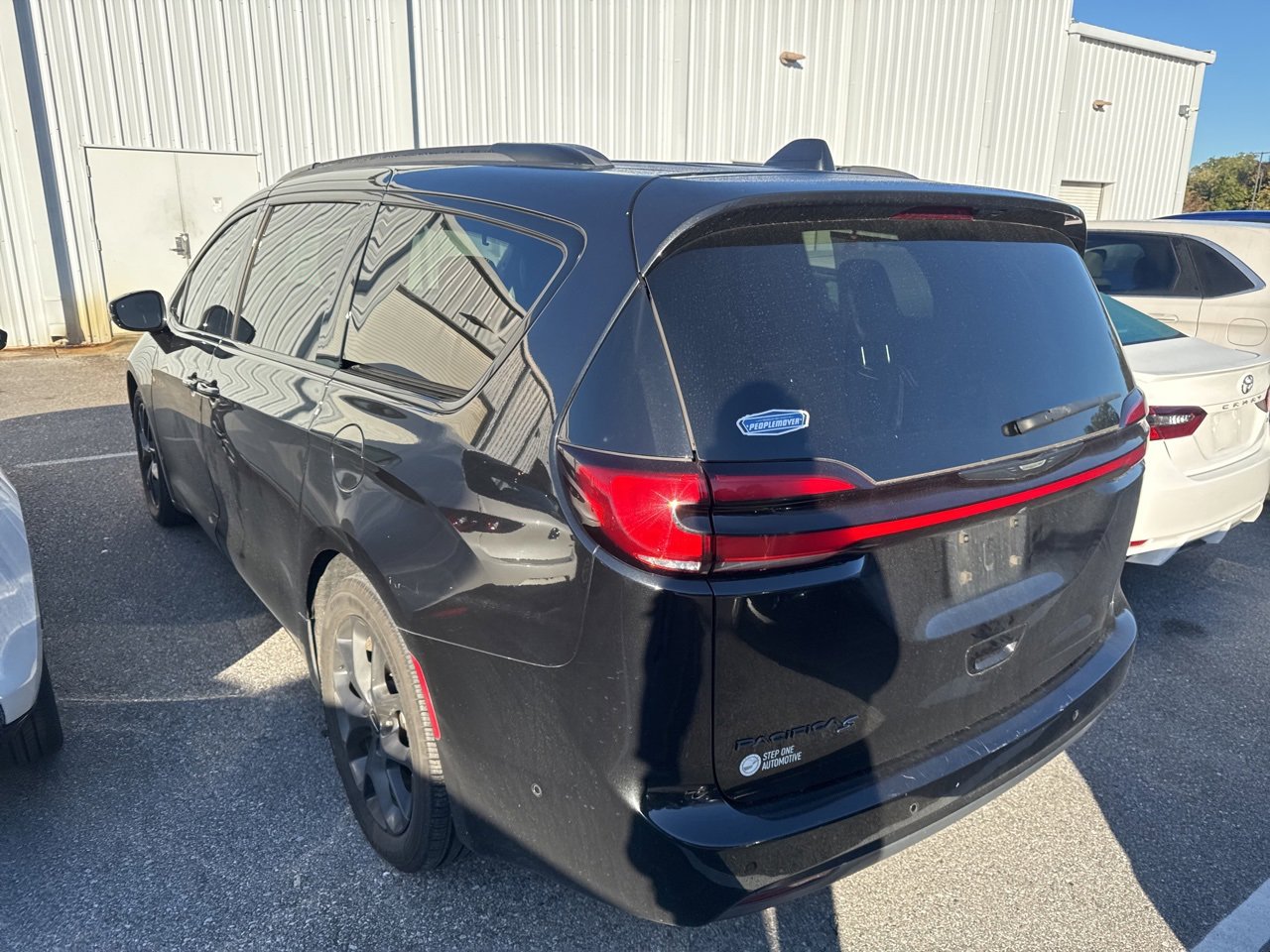 Used 2022 Chrysler Pacifica Touring-L w/ Uconnect Theater Family Group image 8