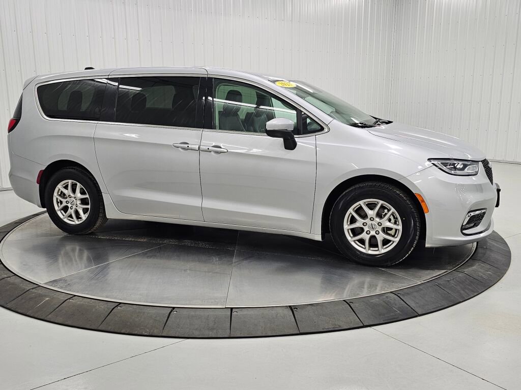 Used 2023 Chrysler Pacifica Touring-L image 7
