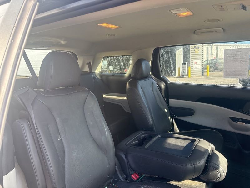 Used 2023 Kia Carnival EX image 8