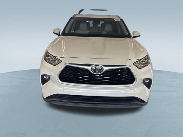 Used 2020 Toyota Highlander XLE FWD image 2