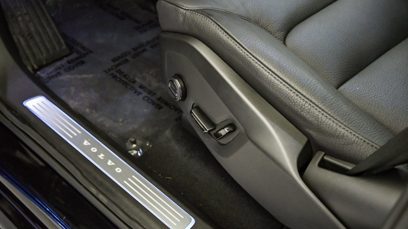 Certified 2025 Volvo XC90 B6 Plus image 25