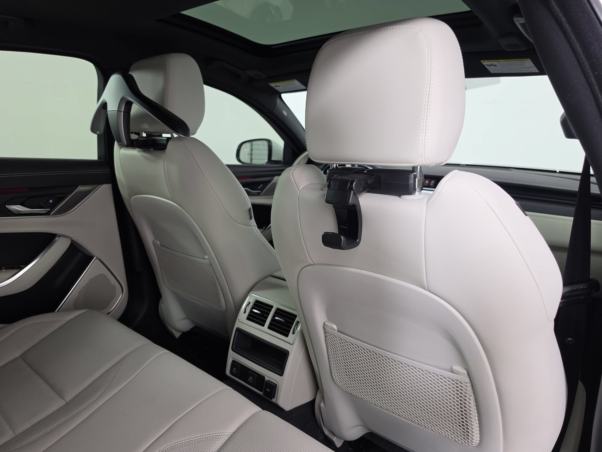 Used 2024 Jaguar XF R-Dynamic SE AWD/4WD image 44