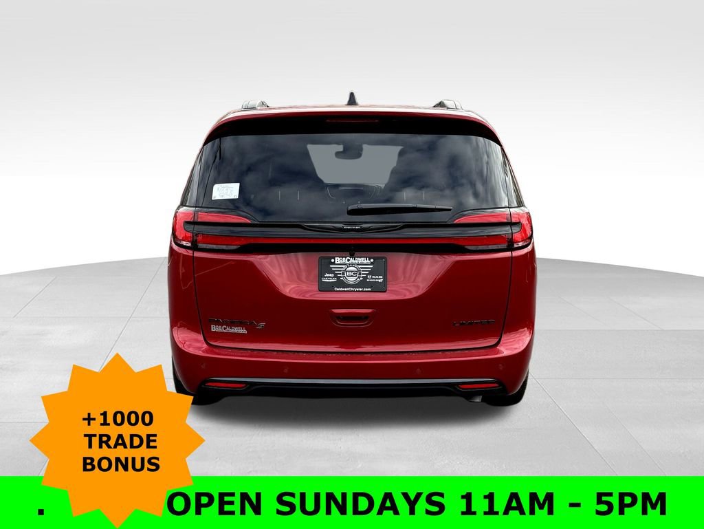 New 2026 Chrysler Pacifica Limited w/ Uconnect Theater Family Group image 6