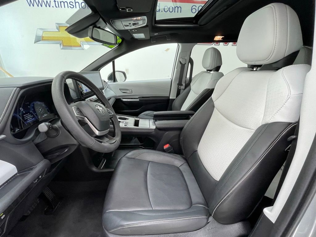 Used 2025 Toyota Sienna XSE image 18