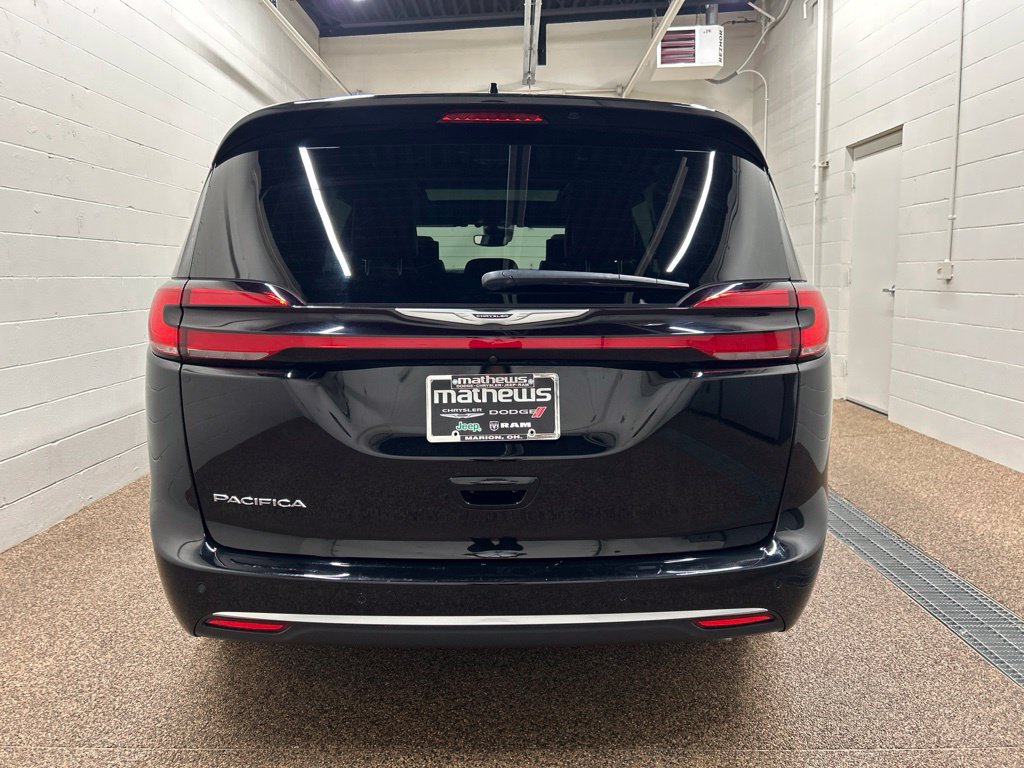 Used 2025 Chrysler Pacifica Pinnacle FWD image 3