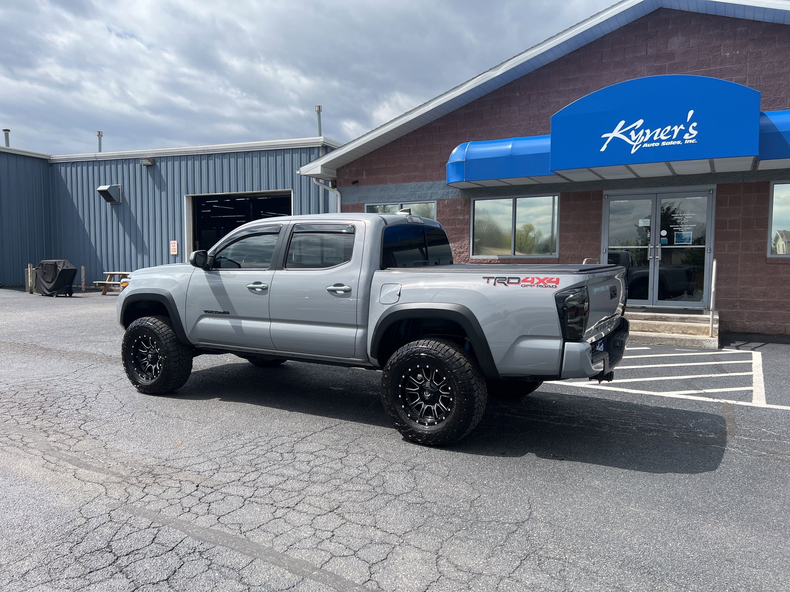 Used 2021 Toyota Tacoma TRD Off-Road w/ TRD Premium Off Road Package image 4