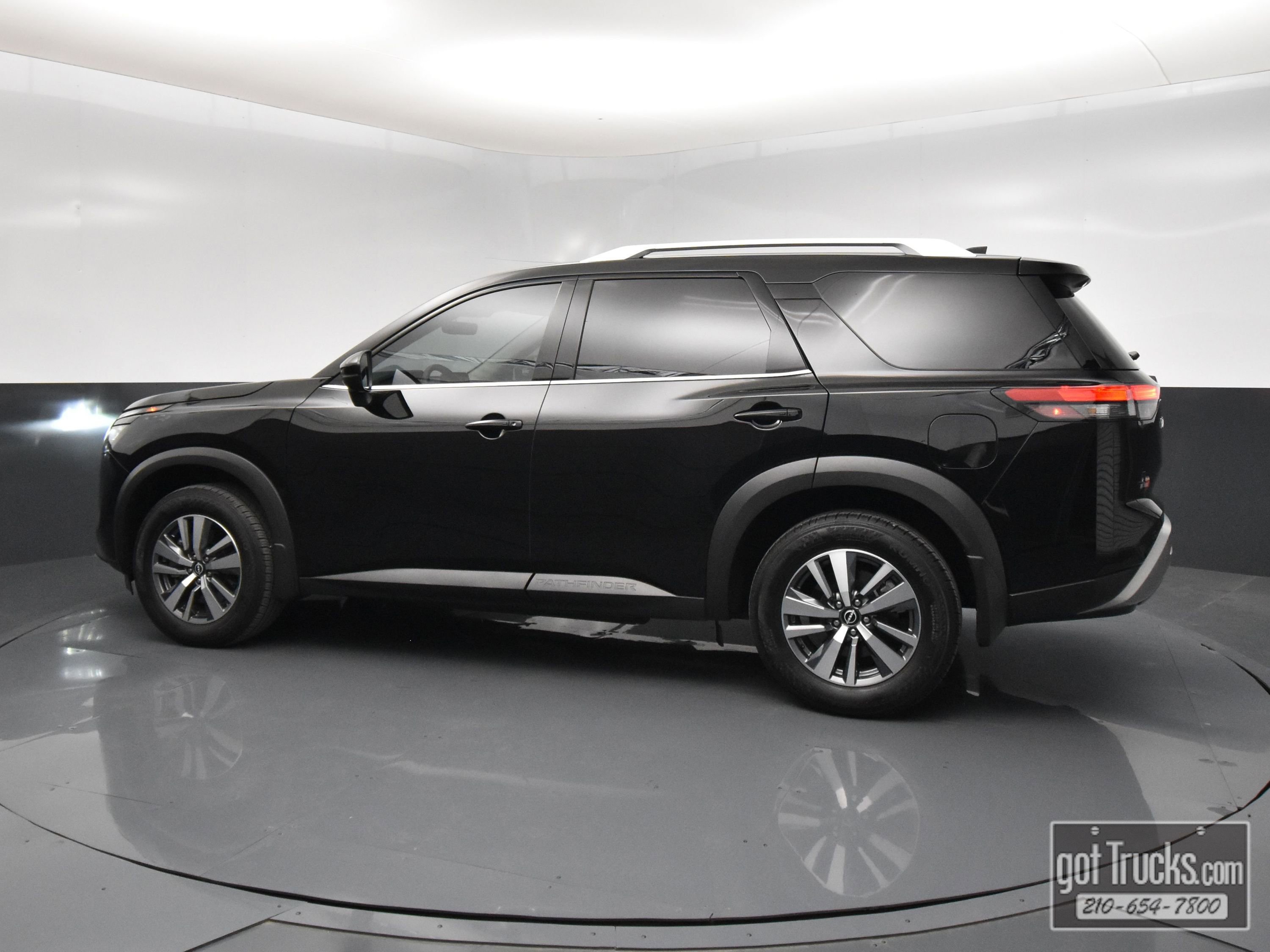 Used 2025 Nissan Pathfinder SL image 3