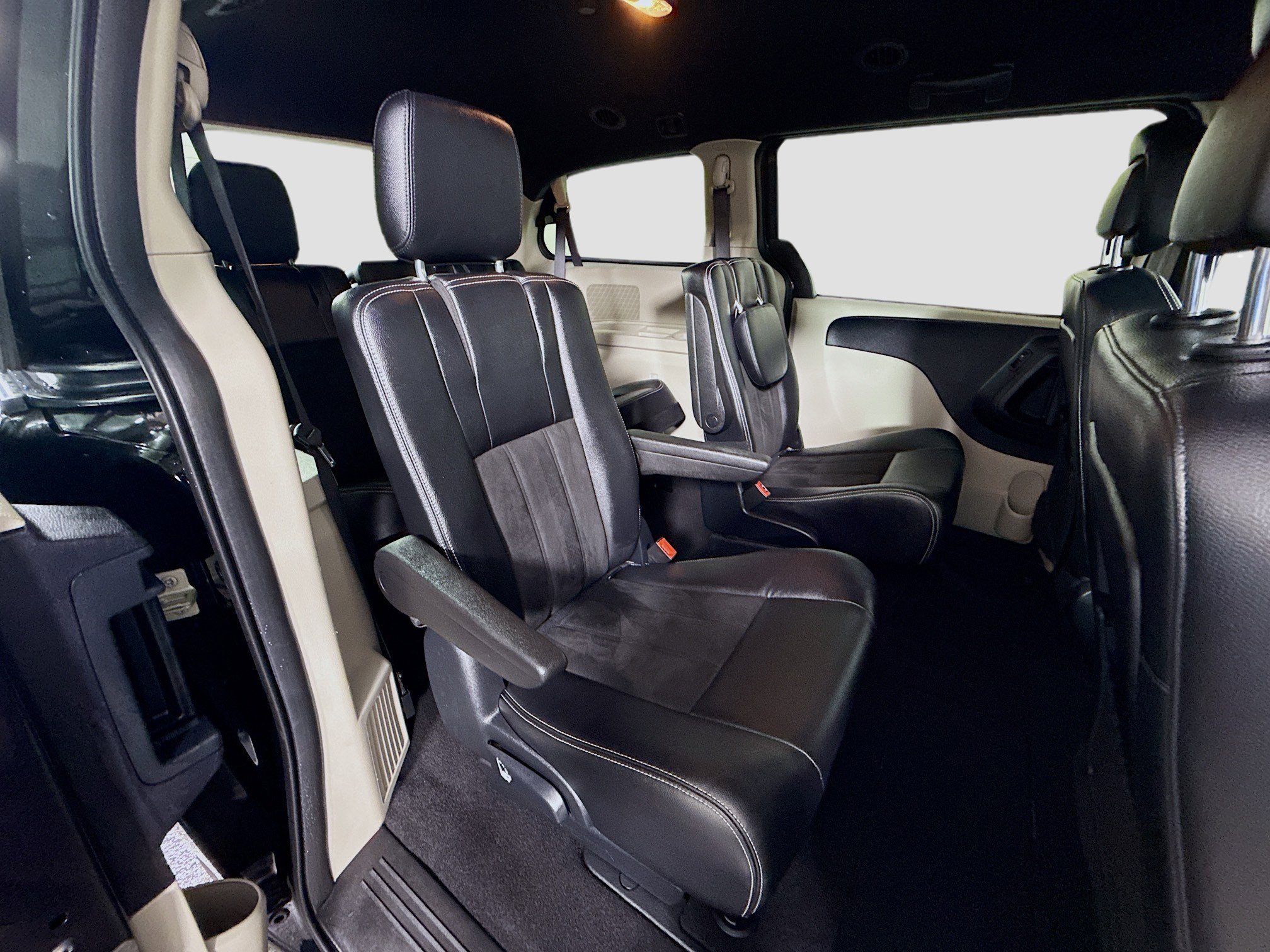 Used 2020 Dodge Grand Caravan SXT image 25