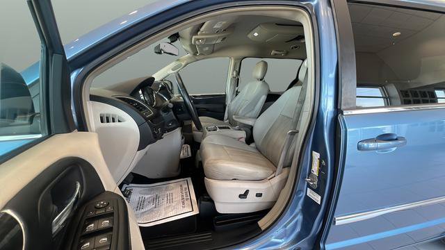 Used 2011 Chrysler Town & Country Touring-L w/ Entertainment Group #2 FWD image 9