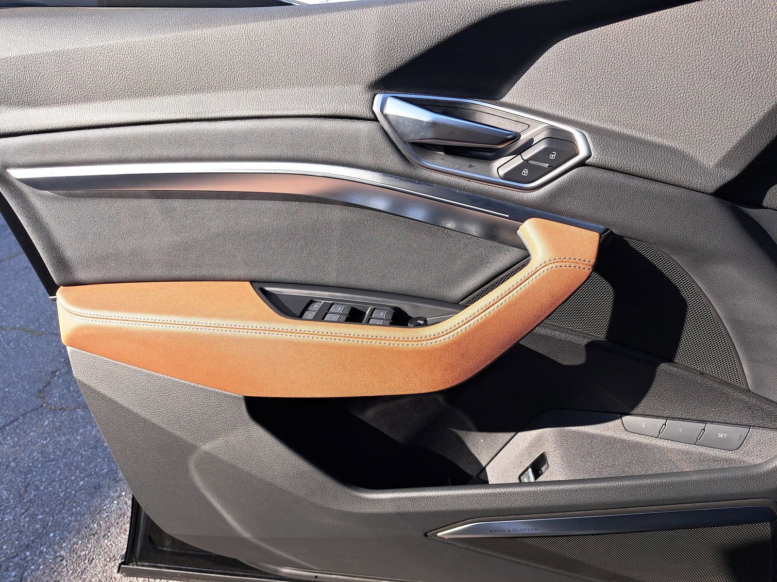 Used 2024 Audi Q8 e-tron Premium Plus w/ Premium Plus Package image 29