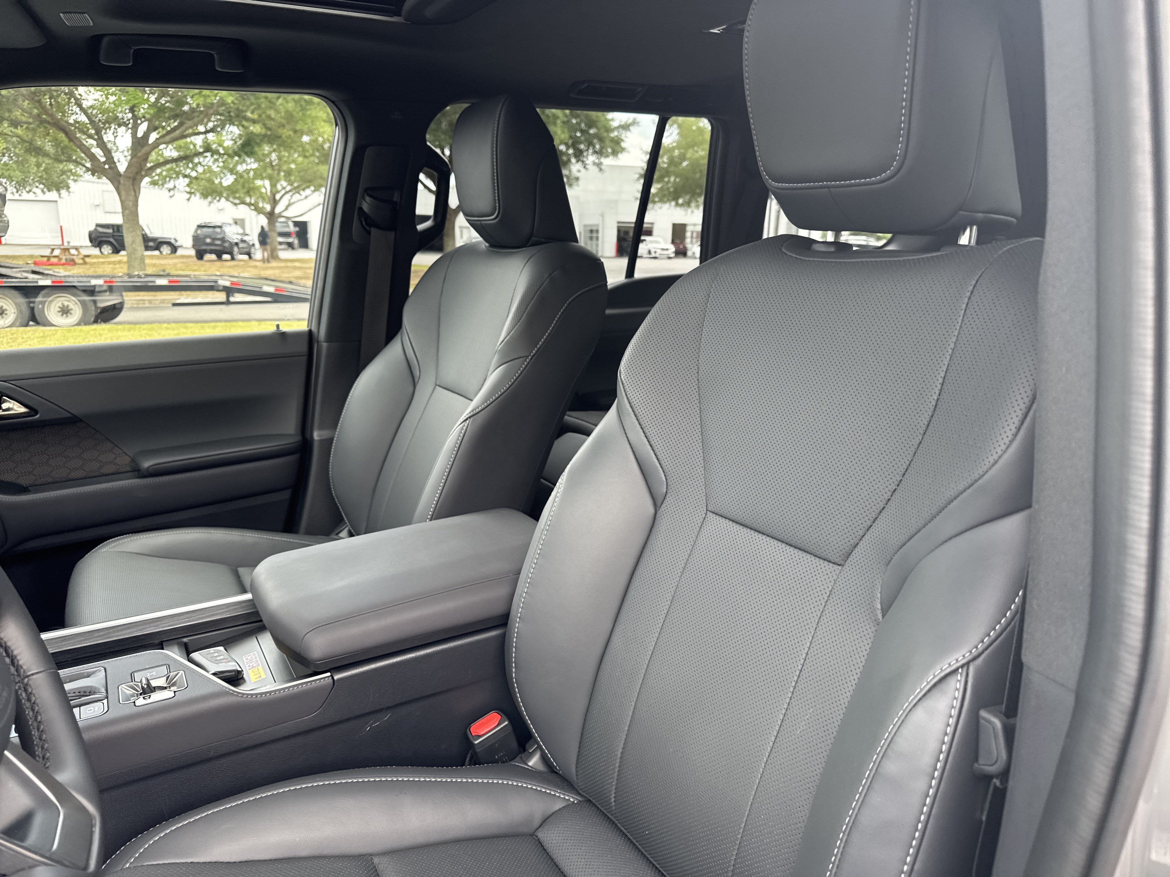 Used 2025 Lexus GX 550 w/ Accessory Package (2T) AWD/4WD image 9