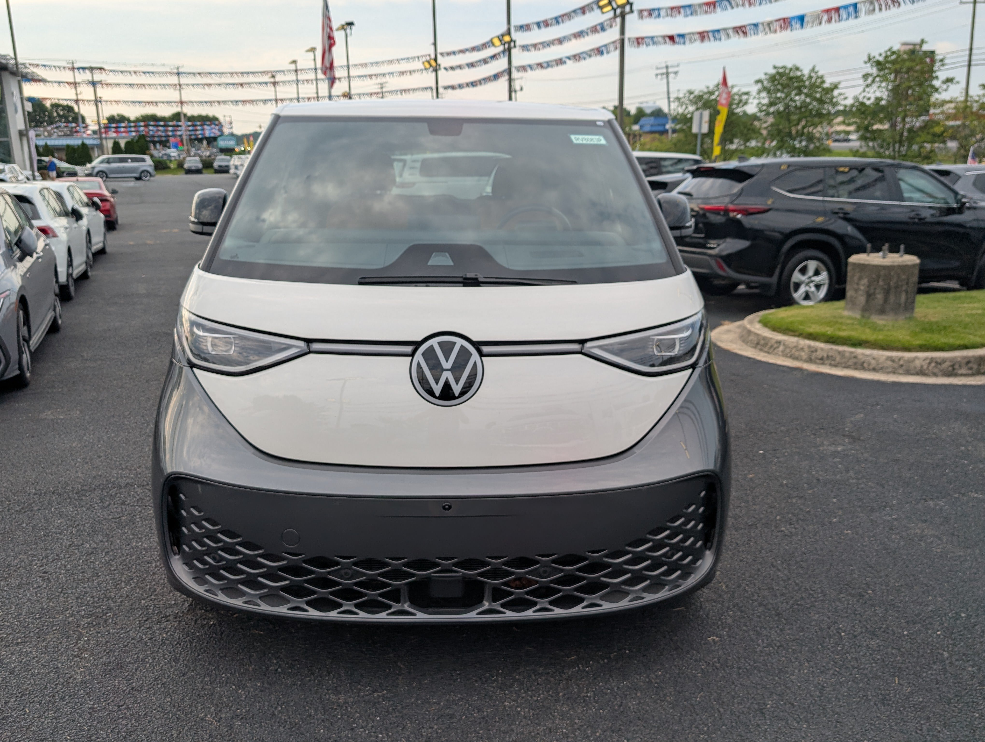Used 2025 Volkswagen ID. Buzz Pro S Plus w/ Cupholders Package AWD/4WD image 8