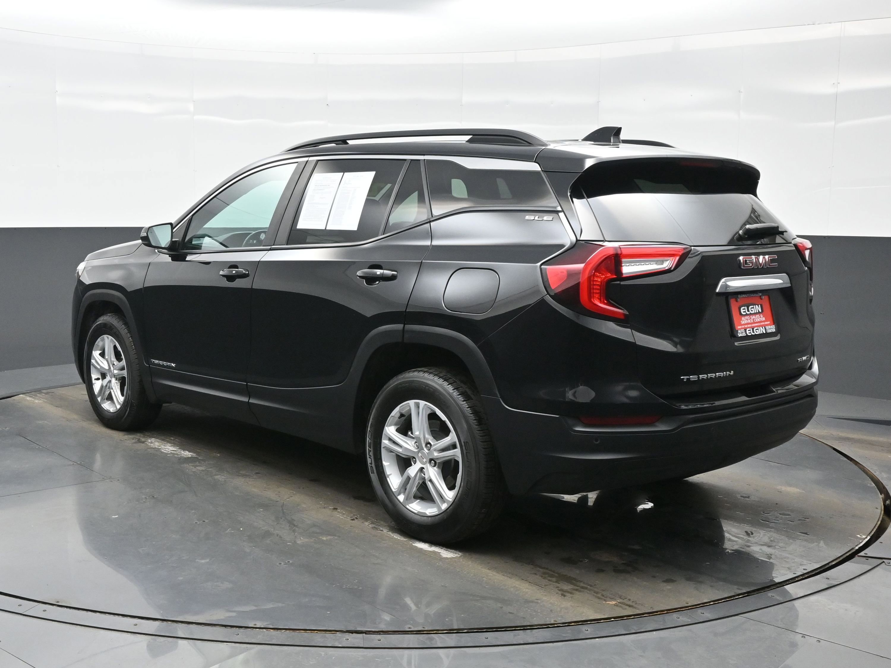 Used 2022 GMC Terrain SLE w/ Driver Convenience Package image 4