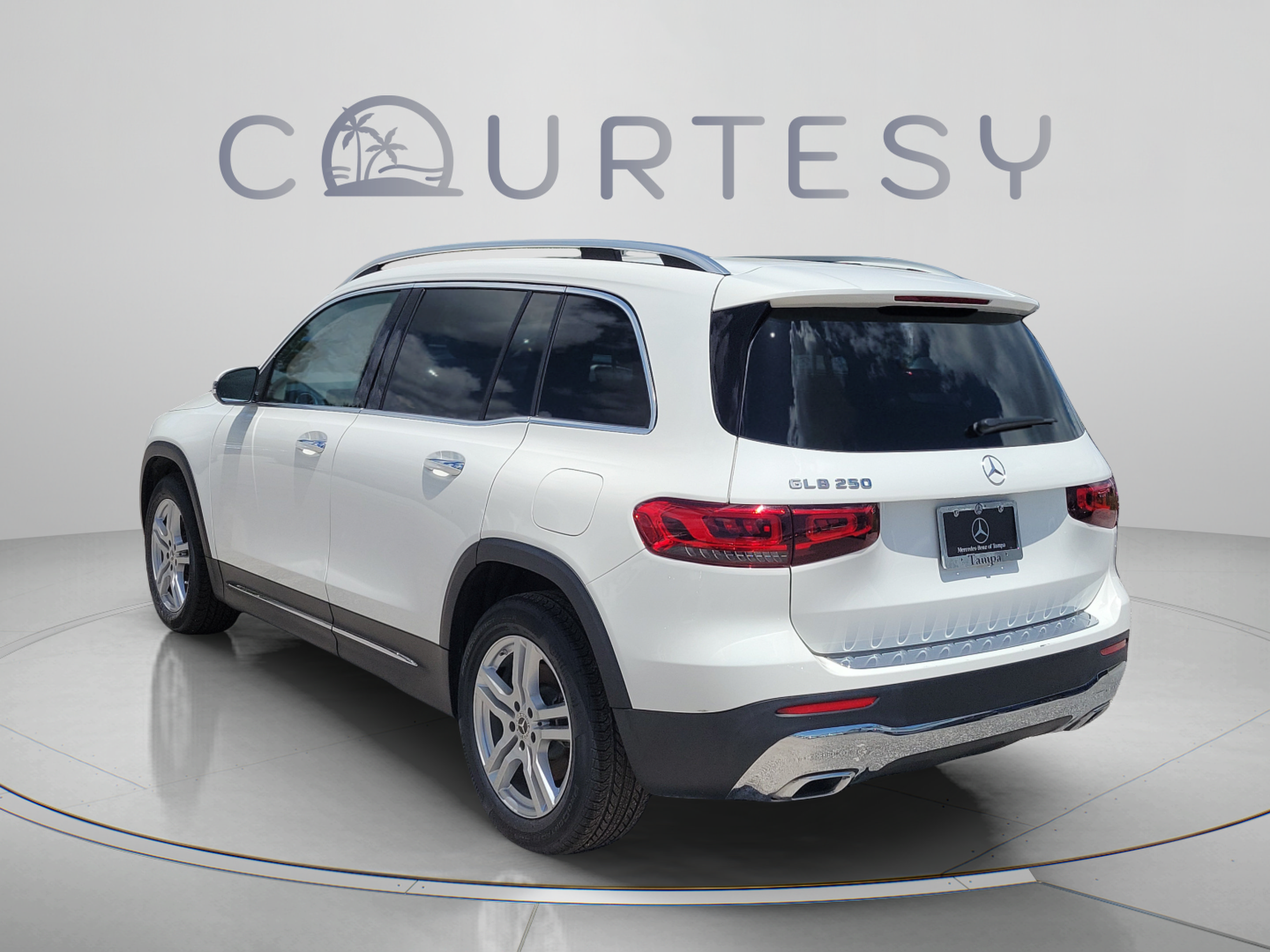 Used 2023 Mercedes-Benz GLB 250 image 2