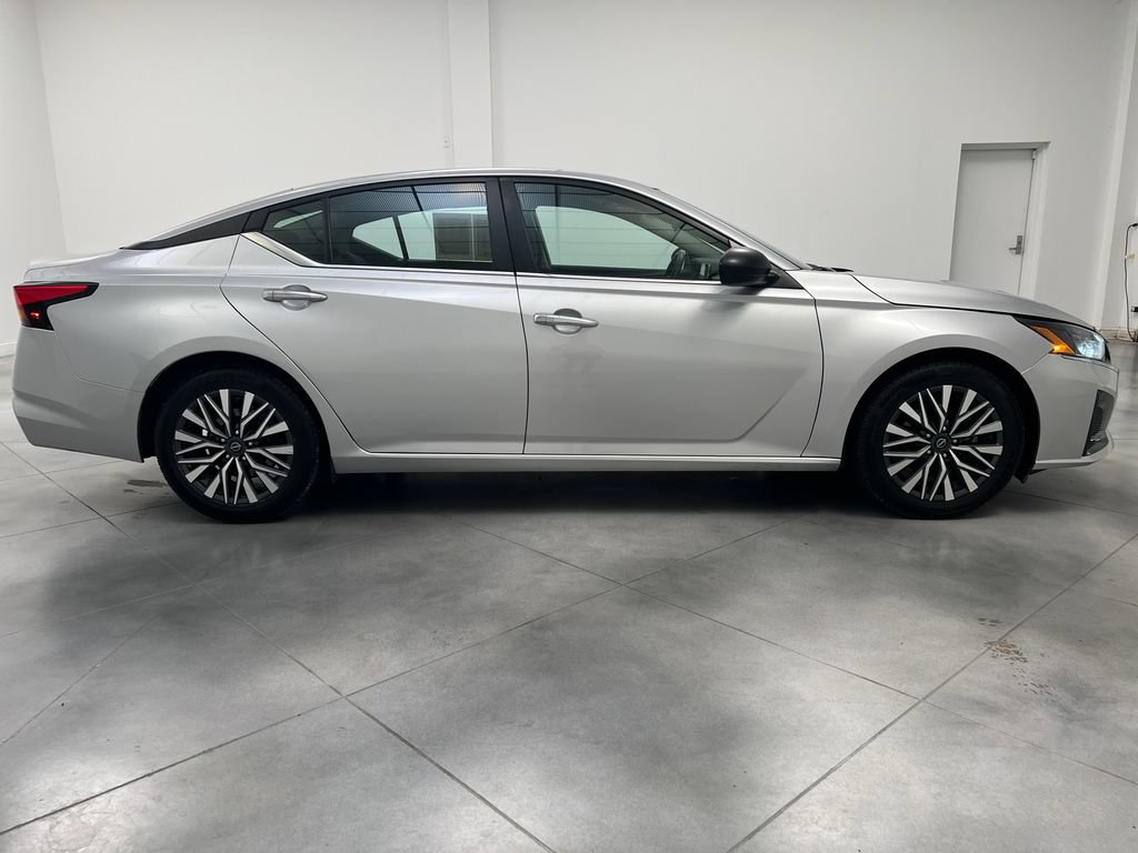 Used 2024 Nissan Altima 2.5 SV FWD image 10