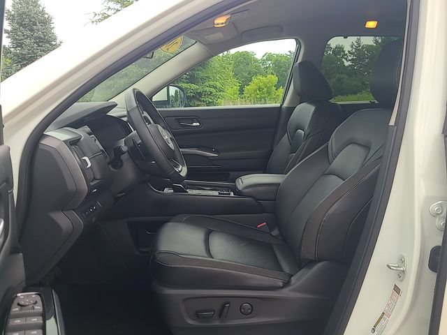 Used 2024 Nissan Pathfinder SL AWD/4WD image 11