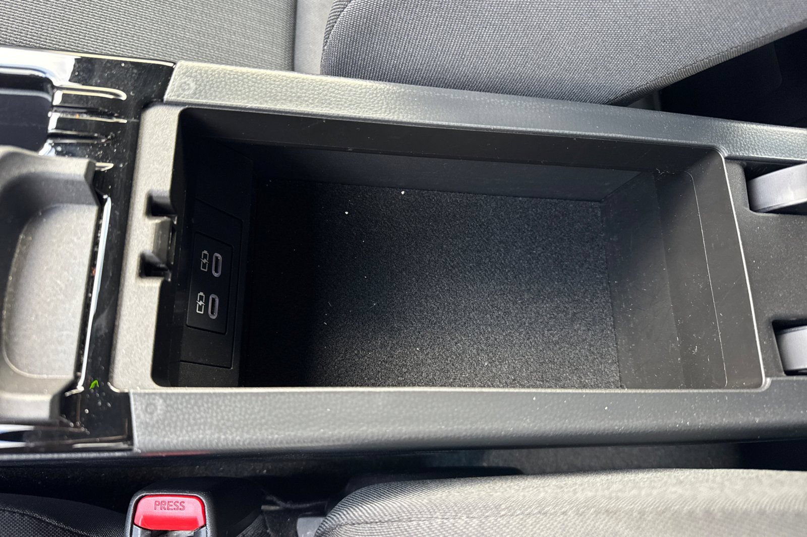 Certified 2025 Toyota Prius LE FWD image 33
