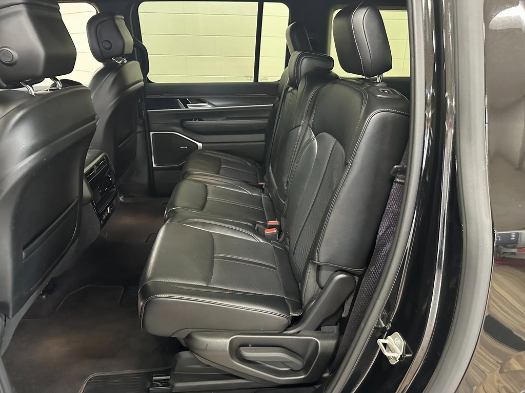 Certified 2024 Jeep Wagoneer L Series II w/ Flexible Seating Group image 37