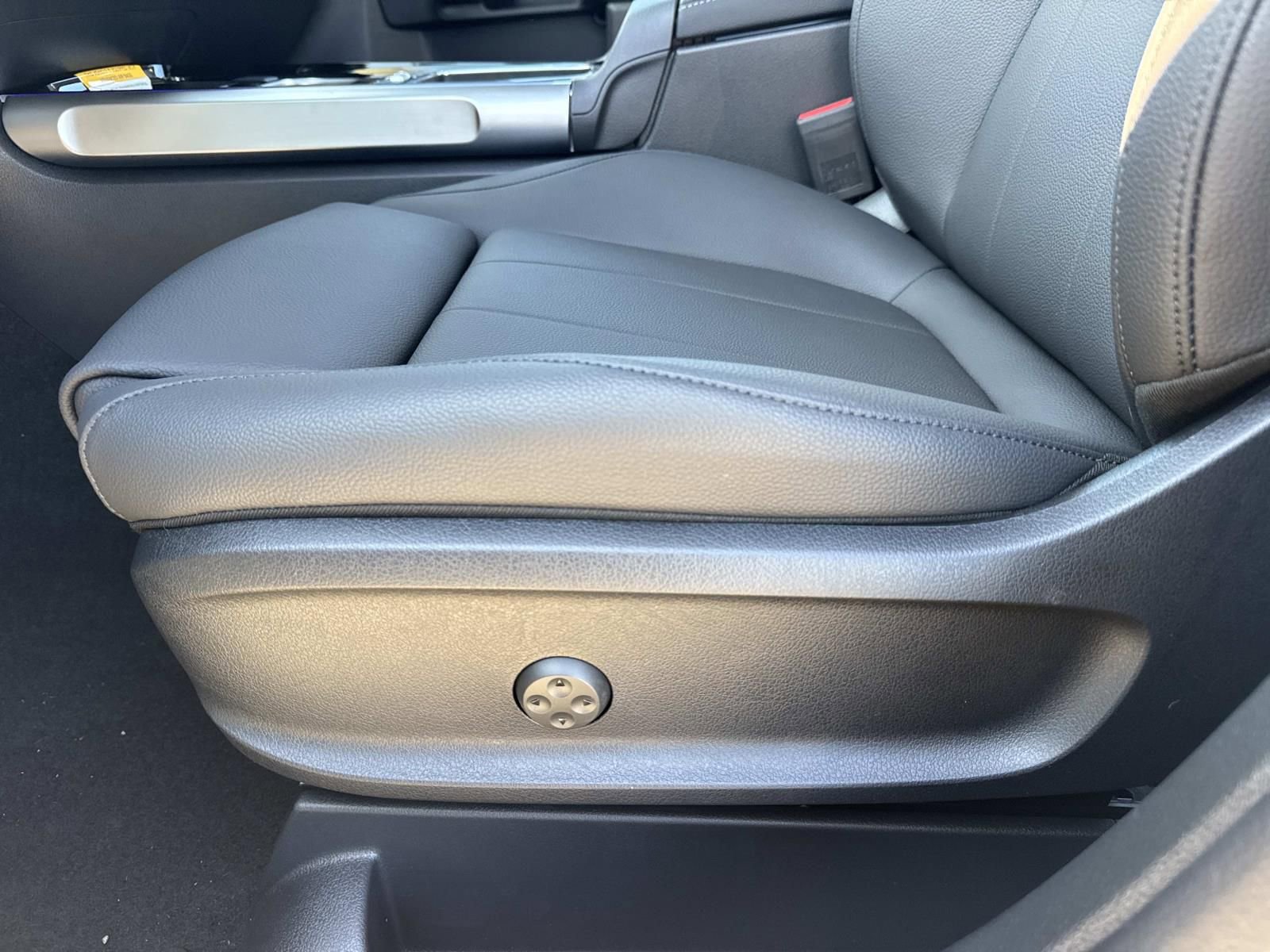New 2026 Mercedes-Benz GLB 250 4MATIC image 9
